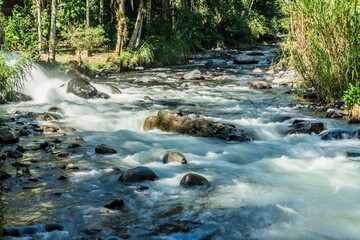 Agua de rio en movimiento