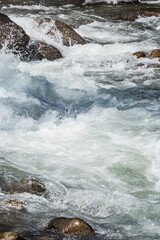 Agua de rio en movimiento