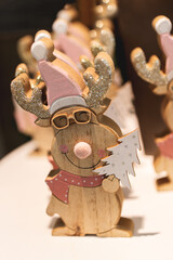 Holzelch mit Brille als Weihnachtsdekoration