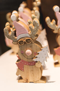 Holzelch mit Brille als Weihnachtsdekoration