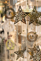 Weihnachtsdekoration aus goldenen Sternen