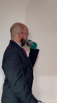 hombre de negocios haciendo pesas con mancuerna y traje