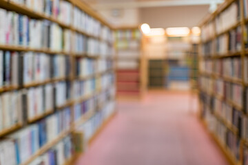 書籍が並ぶ書架の抽象背景　学習・読書コンセプト