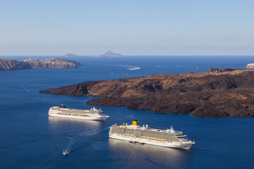 Navi da crociera sul Mare di Santorini, Grecia
