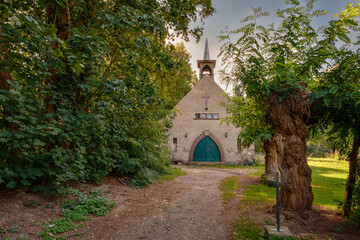 Etwas versteckt liegt die Dorfkirche Treskow am Rand des "Seen-Kultur-Radwegs" durch das Ruppiner Land (Ansicht von Nordosten)