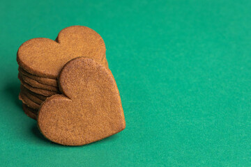 gingerbread hearts on a green background