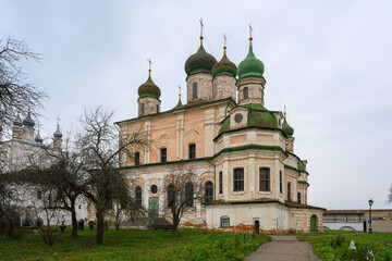 Obraz premium Historic church stands tall against an overcast sky in Pereslavl-Zalessky