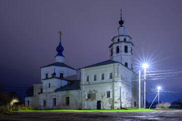Obraz premium Historic church stands proudly in Pereslavl-Zalessky under a twilight sky