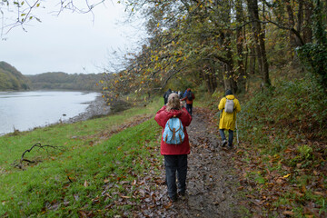 Groupe de randonneurs seniors en Bretagne