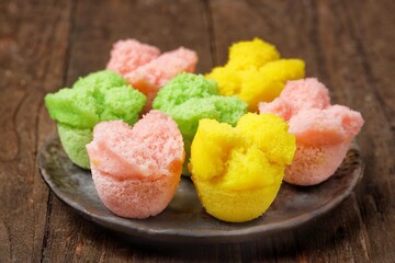 Kue Mangkok. Cupcakes are snacks made from rice flour, wheat flour and cassava tapai which are cooked by steaming and are shaped like a bowl and bloom at the edges.