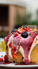 Postre artesanal con frutos rojos y glaseado cremoso / Homemade dessert with red berries and creamy glaze