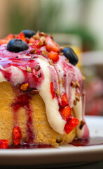 Panqué con frutos rojos y crema batida / Pound cake with berries and whipped cream