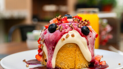 Postre artesanal con frutos rojos y glaseado cremoso / Homemade dessert with red berries and creamy...