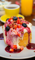 Postre artesanal con frutos rojos y glaseado cremoso / Homemade dessert with red berries and creamy glaze