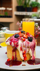 Postre artesanal con frutos rojos y glaseado cremoso / Homemade dessert with red berries and creamy glaze