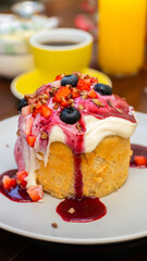 Panqué con frutos rojos y crema batida / Pound cake with berries and whipped cream