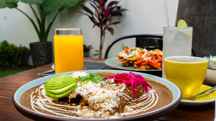 Enchiladas mexicanas  de  mole con café y jugo de naranja / Mexican enchiladas served with coffee and orange juice