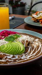 Mesa de desayuno mexicano con bebidas y platillos variados / Mexican breakfast table with assorted dishes