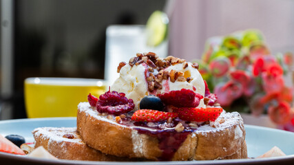 Postre artesanal con frutos rojos y glaseado cremoso / Homemade dessert with red berries and creamy glaze