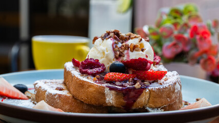 Postre artesanal con frutos rojos y glaseado cremoso / Homemade dessert with red berries and creamy glaze