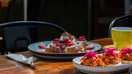 Mesa de brunch con desayuno completo y postres / Brunch table with assorted breakfast and desserts