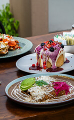 Mesa de brunch con desayuno completo y postres / Brunch table with assorted breakfast and desserts