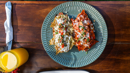 Mesa de desayuno mexicano con bebidas y platillos variados / Mexican breakfast table with assorted dishes