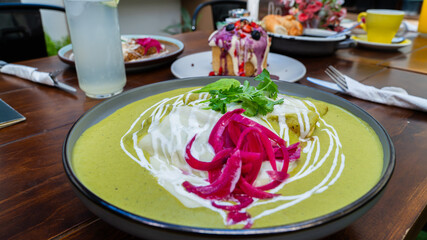 Enchiladas verdes mexicanas con aguacate y cebolla morada / Mexican green enchiladas with avocado and purple onion