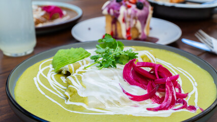 Enchiladas verdes mexicanas con aguacate y cebolla morada / Mexican green enchiladas with avocado and purple onion