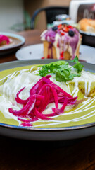 Enchiladas verdes mexicanas con aguacate y cebolla morada / Mexican green enchiladas with avocado and purple onion