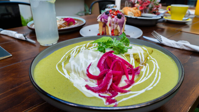 Enchiladas verdes mexicanas con aguacate y cebolla morada / Mexican green enchiladas with avocado and purple onion