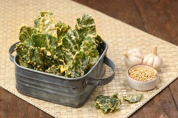 Keripik bayam. Spinach chips, made from spinach leaves fried using seasoned flour.