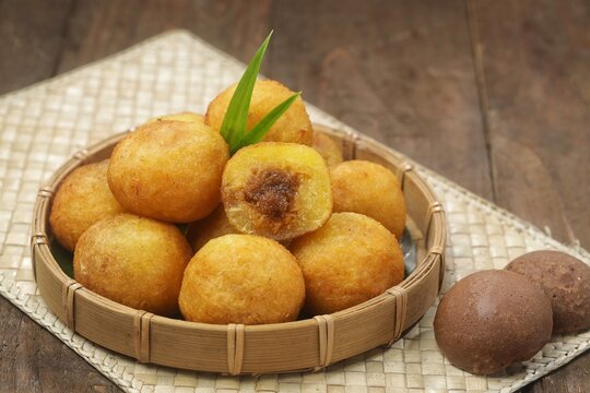 Misro or Klenyem is a snack made from grated cassava, the inside of which is filled with brown sugar and then fried
