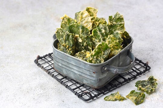 Keripik bayam. Spinach chips, made from spinach leaves fried using seasoned flour.