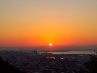 神戸市東灘区岡本北小公園からの夜明け　神戸市街地大阪湾を臨む