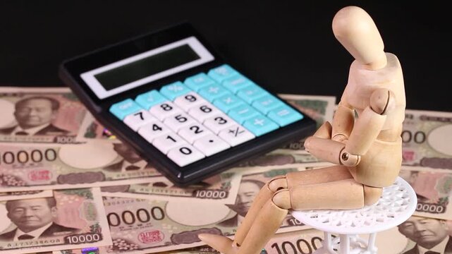 一万円札と計算機と木製人形　回転