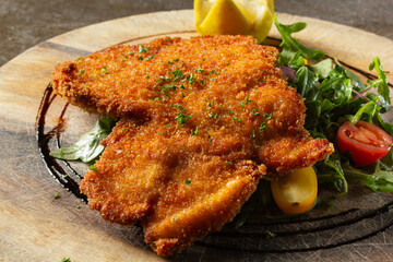 A view of a plate of pollo a la milanesa.