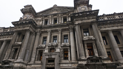 Naklejka premium BRUSSELS, BELGIUM - NOVEMBER 26, 2025 - Palace of Justice, a grand architectural landmark against an overcast sky