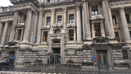 Naklejka premium BRUSSELS, BELGIUM - NOVEMBER 26, 2025 - Exterior view of the famous Brussels Palace of Justice building and its detailed architecture