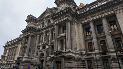 Naklejka premium BRUSSELS, BELGIUM - NOVEMBER 26, 2025 - Palace of Justice, a historic building featuring neoclassical architecture with columns and a golden dome