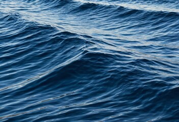 Obraz premium Close-up of calm, deep blue ocean water before a storm