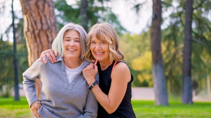 Naklejka premium Playful senior friends smiling together outdoors