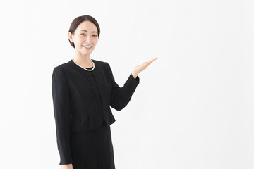 喪服を着た女性　葬儀イメージ