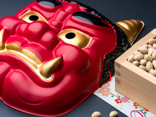 赤鬼のお面と節分の豆まきのイメージ
