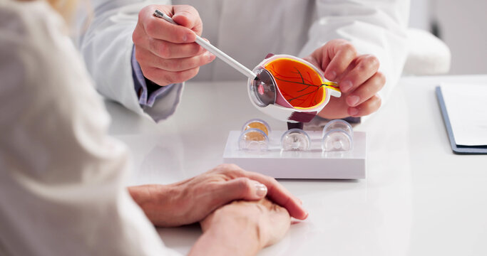 Fototapeta Doctor Examining Eye Injury And Explaining Glaucoma