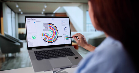 Professional Nutritionist Tracking Client Habits With Digital App