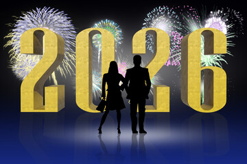 I numeri dorati in 3D "2026" dominano la scena sullo sfondo del cielo notturno. Le sagome di un uomo e di una donna sono in piedi di fronte, ammirando i fuochi d'artificio