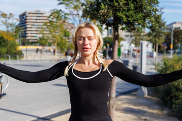 Sporty woman performing mountain climbers on park lawn wearing workout clothes showcasing cardio-strength fusion outdoors