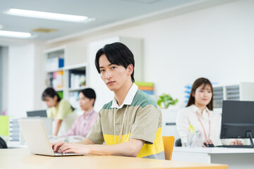 Obraz premium オフィスで働く若いエンジニア