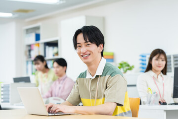 オフィスで働く若いエンジニア